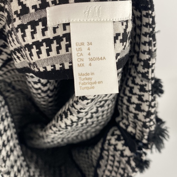 H & M Womens Abstract Printed Vertical Fringe Mini Skirt Black White Size 4 NWT - Picture 5 of 5